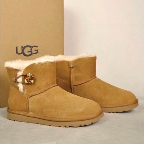 UGG W MINI BAILEY BUTTON GEN Booties Size: 6 - Picture 5 of 5